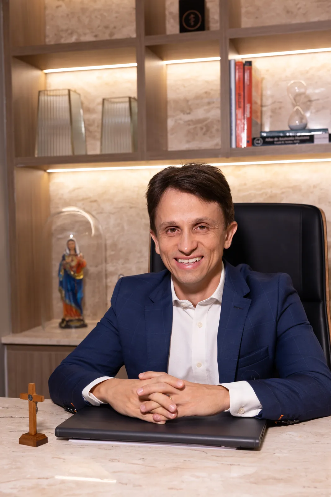 Dr. Gustavo Inácio, médico urologista, em seu consultório no Jardim Goiás, em Goiânia